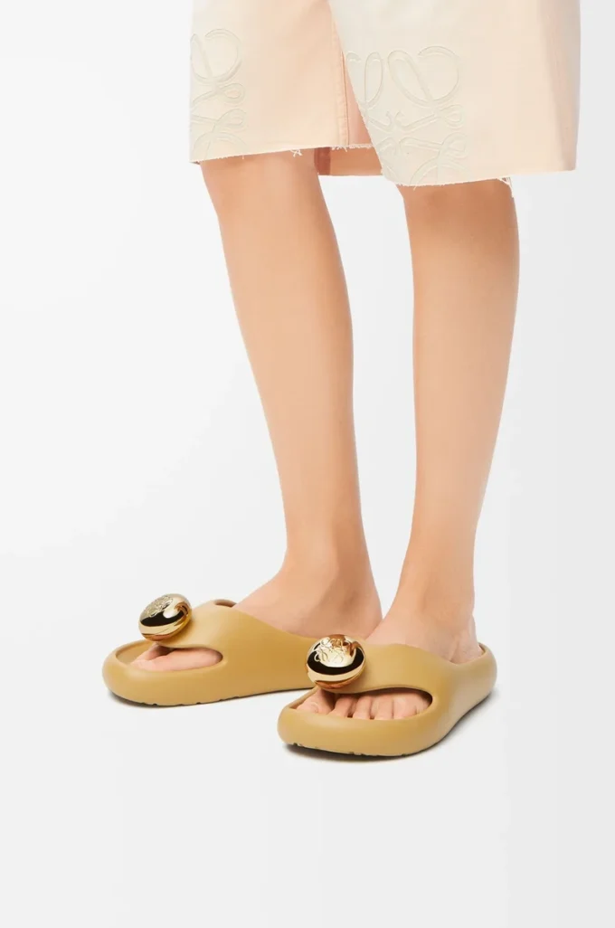 Sandalias de espuma Pebble Concealer medias/doradas
