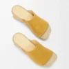 Sandalias de plataforma tipo alpargatas con puntera en forma de pétalo, confeccionadas en piel de becerro curtida vegetalmente. Ocre Sandalias de plataforma tipo alpargatas con puntera en forma de pétalo, confeccionadas en piel de becerro curtida vegetalmente. Ocre