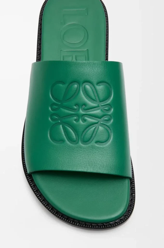Sandalias Flex Anagram de piel de becerro suave, color verde Sandalias Flex Anagram de piel de becerro suave, color verde