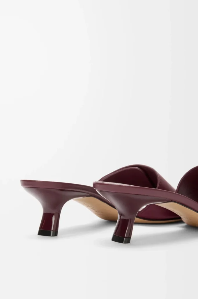 Sandalias Pebble de piel de becerro suave color burdeos Sandalias Pebble de piel de becerro suave color burdeos
