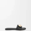 Sandalias Pebble de piel de becerro suave en color negro Sandalias Pebble de piel de becerro suave en color negro