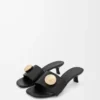 Sandalias Pebble de piel de becerro suave en color negro Sandalias Pebble de piel de becerro suave en color negro