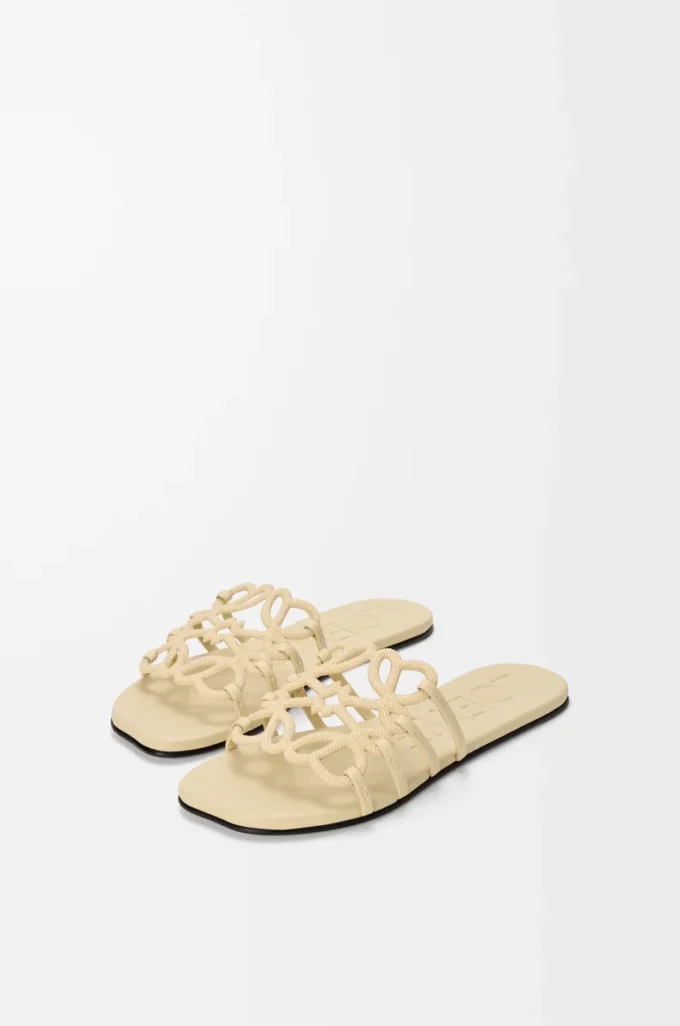 Sandalias Petal Anagram de ante adornadas con pedrería. Color mantequilla. Sandalias Petal Anagram de ante adornadas con pedrería. Color mantequilla.