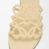 Sandalias Petal Anagram de ante adornadas con pedrería. Color mantequilla. Sandalias Petal Anagram de ante adornadas con pedrería. Color mantequilla.