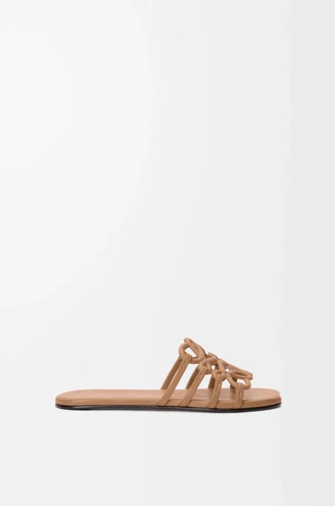 Sandalias Petal Anagram de piel de becerro suave color camel Sandalias Petal Anagram de piel de becerro suave color camel