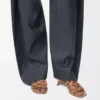 Sandalias Petal Anagram de piel de becerro suave color camel Sandalias Petal Anagram de piel de becerro suave color camel