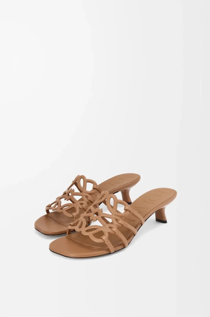Sandalias Petal Anagram de piel de becerro suave color camel Sandalias Petal Anagram de piel de becerro suave color camel