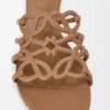 Sandalias Petal Anagram de piel de becerro suave color camel Sandalias Petal Anagram de piel de becerro suave color camel
