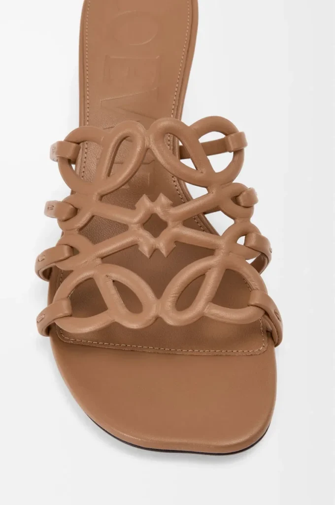 Sandalias Petal Anagram de piel de becerro suave color camel Sandalias Petal Anagram de piel de becerro suave color camel