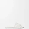 Sandalias Petal Anagram de piel de becerro suave en color blanco anturio. Sandalias Petal Anagram de piel de becerro suave en color blanco anturio.