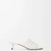 Sandalias Petal Anagram de piel de becerro suave en color blanco anturio. Sandalias Petal Anagram de piel de becerro suave en color blanco anturio.