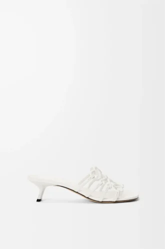 Sandalias Petal Anagram de piel de becerro suave en color blanco anturio.