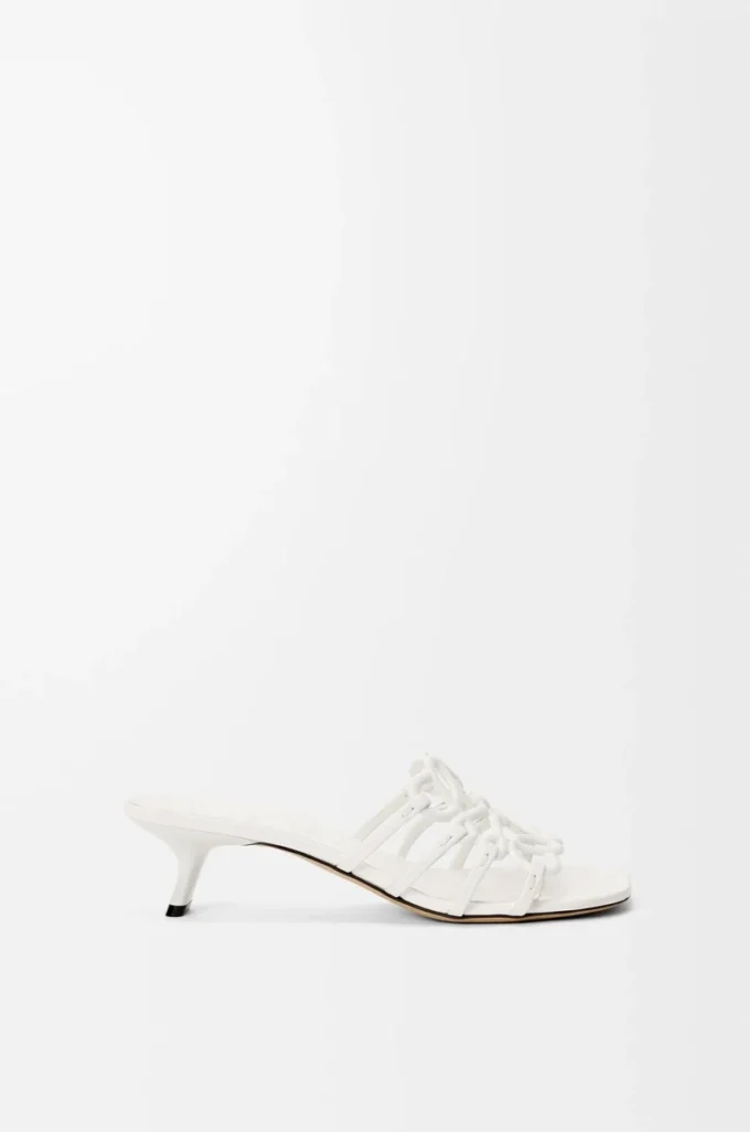 Sandalias Petal Anagram de piel de becerro suave en color blanco anturio. Sandalias Petal Anagram de piel de becerro suave en color blanco anturio.