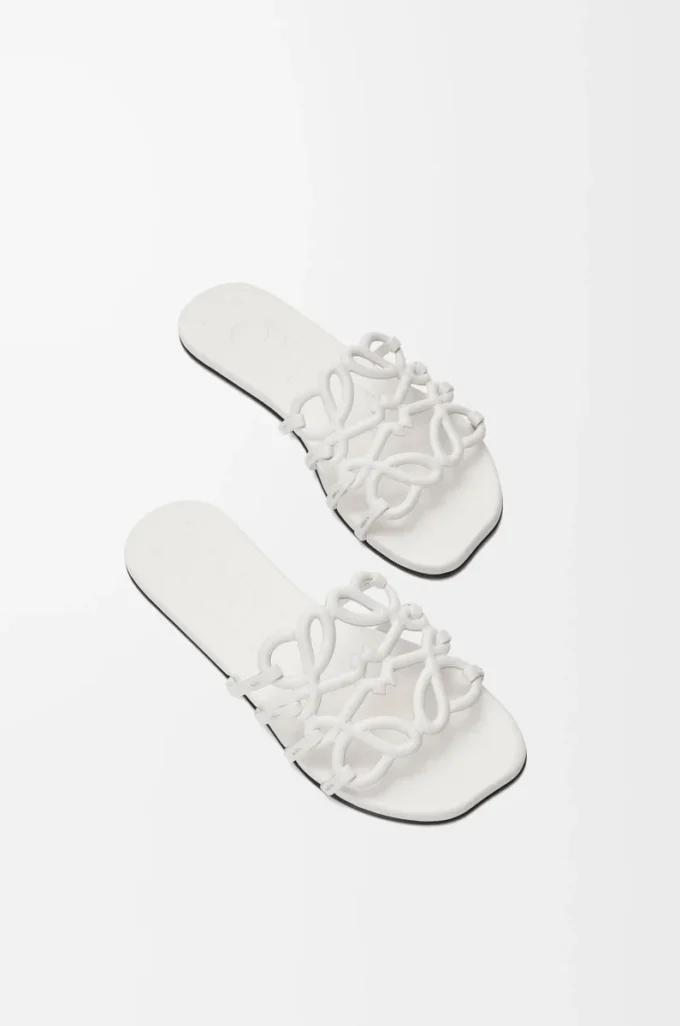 Sandalias Petal Anagram de piel de becerro suave en color blanco anturio. Sandalias Petal Anagram de piel de becerro suave en color blanco anturio.