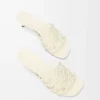 Sandalias Petal Anagram de piel de becerro suave en color blanco anturio. Sandalias Petal Anagram de piel de becerro suave en color blanco anturio.