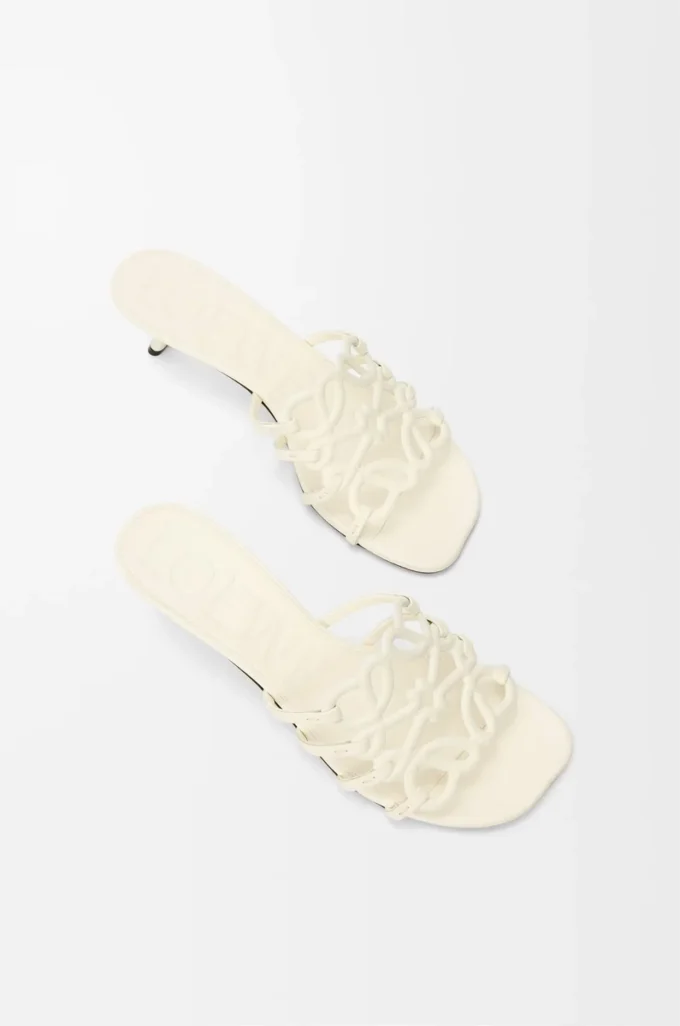Sandalias Petal Anagram de piel de becerro suave en color blanco anturio. Sandalias Petal Anagram de piel de becerro suave en color blanco anturio.