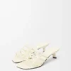 Sandalias Petal Anagram de piel de becerro suave en color blanco anturio. Sandalias Petal Anagram de piel de becerro suave en color blanco anturio.