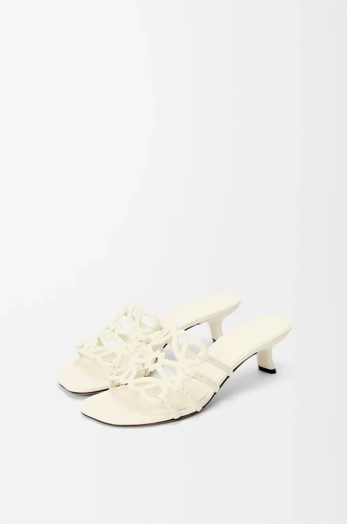 Sandalias Petal Anagram de piel de becerro suave en color blanco anturio. Sandalias Petal Anagram de piel de becerro suave en color blanco anturio.