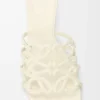 Sandalias Petal Anagram de piel de becerro suave en color blanco anturio. Sandalias Petal Anagram de piel de becerro suave en color blanco anturio.