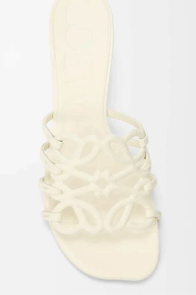 Sandalias Petal Anagram de piel de becerro suave en color blanco anturio. Sandalias Petal Anagram de piel de becerro suave en color blanco anturio.