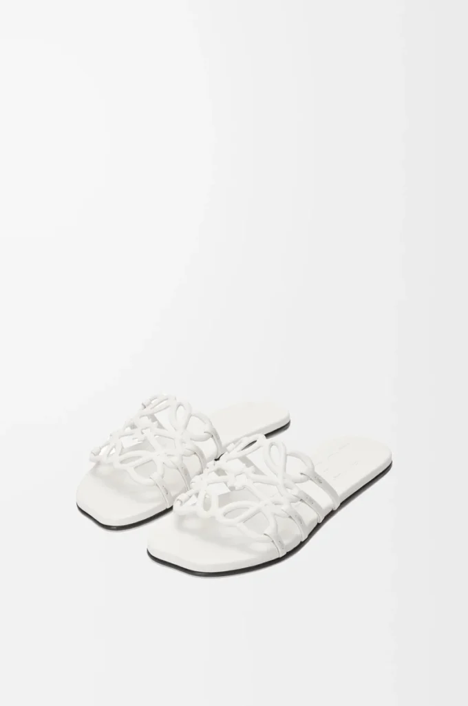 Sandalias Petal Anagram de piel de becerro suave en color blanco anturio. Sandalias Petal Anagram de piel de becerro suave en color blanco anturio.