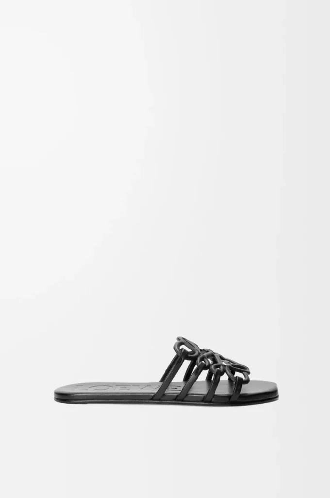 Sandalias Petal Anagram de piel de becerro suave en color negro Sandalias Petal Anagram de piel de becerro suave en color negro