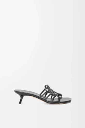 Sandalias Petal Anagram de piel de becerro suave en color negro