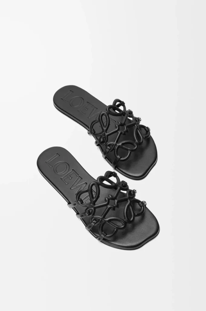 Sandalias Petal Anagram de piel de becerro suave en color negro Sandalias Petal Anagram de piel de becerro suave en color negro