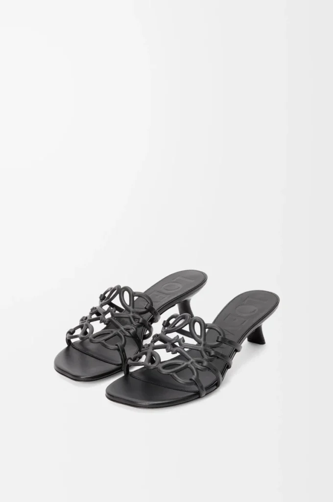 Sandalias Petal Anagram de piel de becerro suave en color negro Sandalias Petal Anagram de piel de becerro suave en color negro
