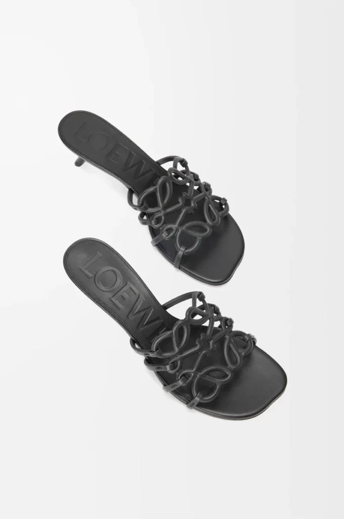 Sandalias Petal Anagram de piel de becerro suave en color negro Sandalias Petal Anagram de piel de becerro suave en color negro