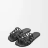 Sandalias Petal Anagram de piel de becerro suave en color negro Sandalias Petal Anagram de piel de becerro suave en color negro