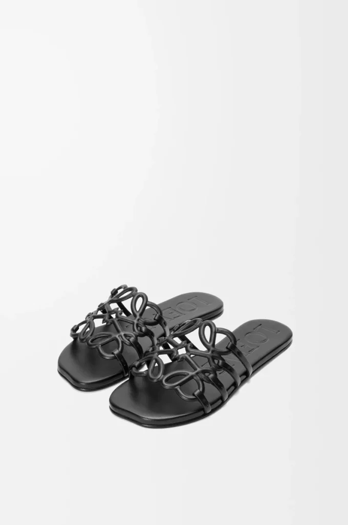 Sandalias Petal Anagram de piel de becerro suave en color negro Sandalias Petal Anagram de piel de becerro suave en color negro