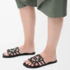 Sandalias Petal Anagram de piel de becerro suave en color negro Sandalias Petal Anagram de piel de becerro suave en color negro