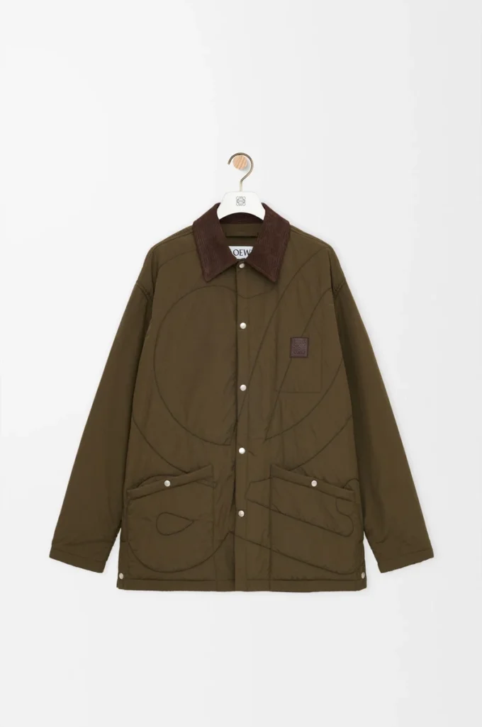 Sobrecamisa acolchada en tejido técnico verde caqui. Sobrecamisa acolchada en tejido técnico verde caqui.