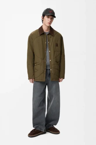 Sobrecamisa acolchada en tejido técnico verde caqui.