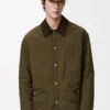 Sobrecamisa acolchada en tejido técnico verde caqui. Sobrecamisa acolchada en tejido técnico verde caqui.