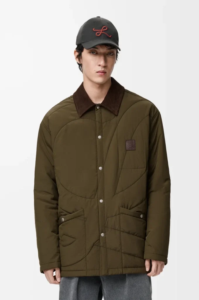 Sobrecamisa acolchada en tejido técnico verde caqui. Sobrecamisa acolchada en tejido técnico verde caqui.