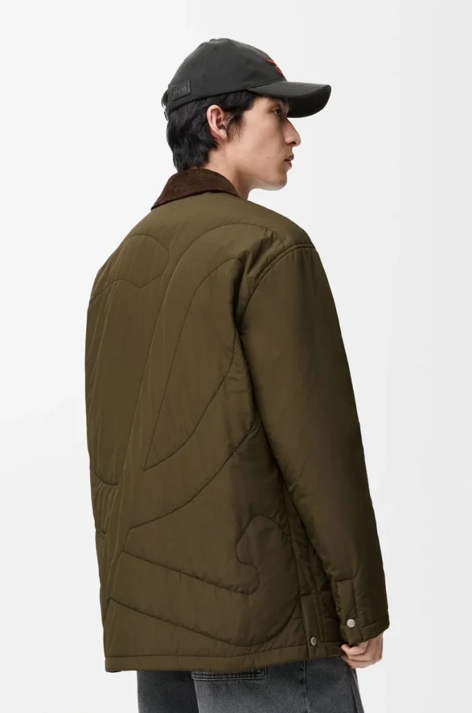 Sobrecamisa acolchada en tejido técnico verde caqui. Sobrecamisa acolchada en tejido técnico verde caqui.