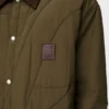 Sobrecamisa acolchada en tejido técnico verde caqui. Sobrecamisa acolchada en tejido técnico verde caqui.