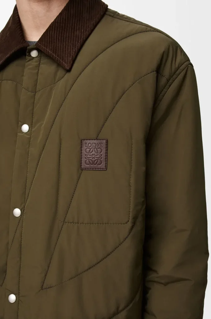 Sobrecamisa acolchada en tejido técnico verde caqui. Sobrecamisa acolchada en tejido técnico verde caqui.