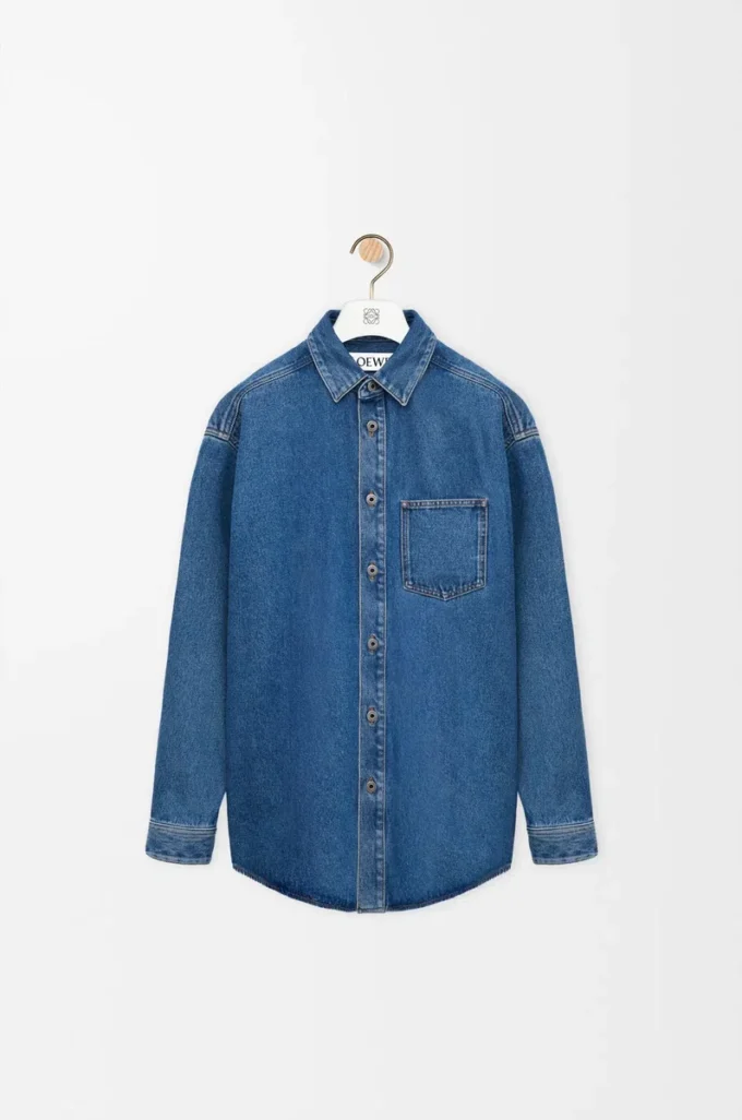 Sobrecamisa Anagram en denim azul medio Sobrecamisa Anagram en denim azul medio