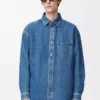 Sobrecamisa Anagram en denim azul medio Sobrecamisa Anagram en denim azul medio