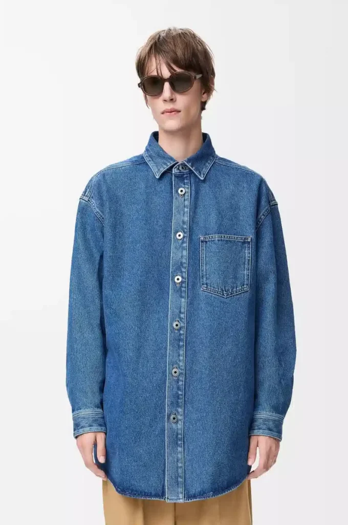 Sobrecamisa Anagram en denim azul medio Sobrecamisa Anagram en denim azul medio