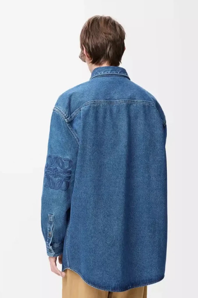 Sobrecamisa Anagram en denim azul medio Sobrecamisa Anagram en denim azul medio
