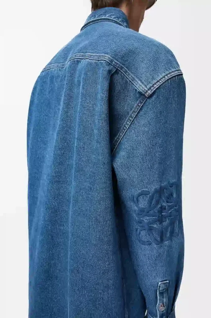 Sobrecamisa Anagram en denim azul medio Sobrecamisa Anagram en denim azul medio