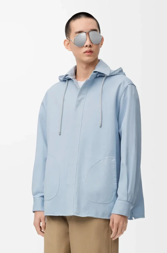 Sobrecamisa con capucha de algodón azul claro Sobrecamisa con capucha de algodón azul claro