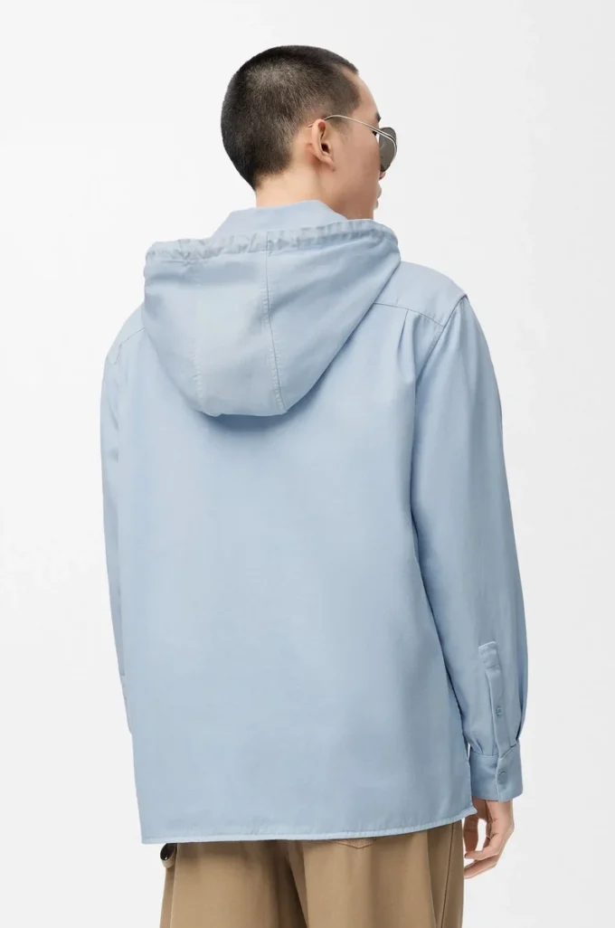 Sobrecamisa con capucha de algodón azul claro Sobrecamisa con capucha de algodón azul claro