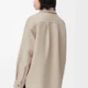 Sobrecamisa de lana y cachemira en color beige claro jaspeado Sobrecamisa de lana y cachemira en color beige claro jaspeado