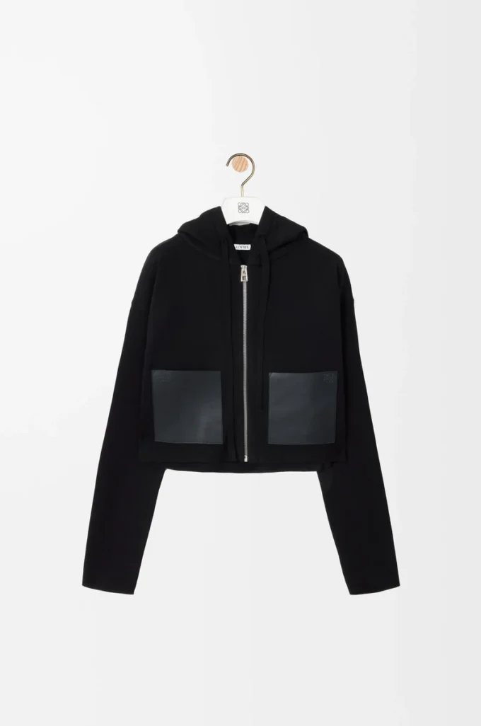 Sudadera con capucha y cremallera de lana.