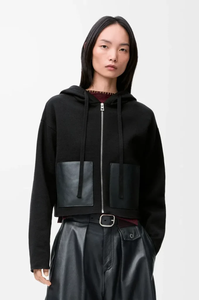 Sudadera con capucha y cremallera de lana.
